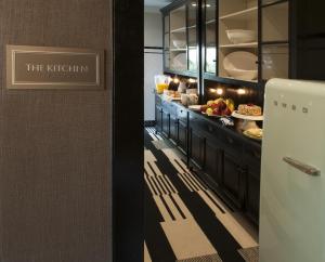 Shepley South Beach Hotel的厨房或小厨房
