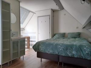 En eller flere senge i et værelse på Karakteristiek huis in centrum Winsum met nieuwe badkamer