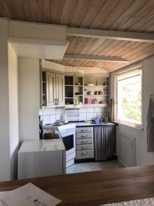 uma cozinha com electrodomésticos brancos e uma janela em Hostel Agger Vandrerhjem em Agger