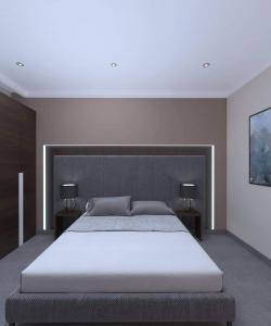 - une chambre avec un grand lit et 2 lampes sur les tables dans l'établissement Aragats Hotel, à Aragats