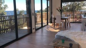 Balkón alebo terasa v ubytovaní Villa l'Alpana en bois vue mer a 180 degres