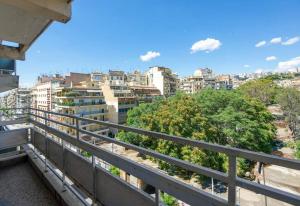 balkon z widokiem na miasto w obiekcie Κεντρικό κλασικό διαμέρισμα 2 δωματίων w Salonikach