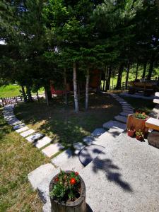 un giardino con un sentiero in pietra e alcuni alberi di Holiday Home Bella a Žabljak