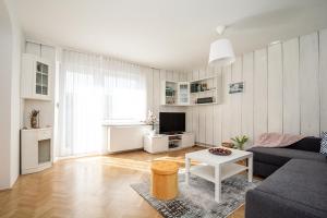 TV a/nebo společenská místnost v ubytování Magnolia Apartment - Free Private Parking