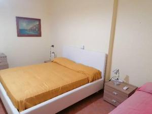 アシェーアにあるIl Mare di Eleaのベッドルーム1室(ベッド1台、ランプ付きテーブル付)
