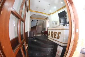 une voiture de train avec un voyageur avec des membres signés dans un miroir dans l'établissement Ares Hotel, à Istanbul