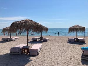 ママイアにあるSophia Maria - Mamaiaの海の景色を望むビーチ(椅子、パラソル付)