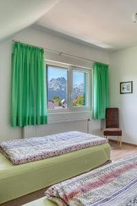 um quarto com cortinas verdes e uma cama e uma cadeira em Peak of Durmitor Panorama em Žabljak