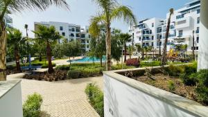 Bassein majutusasutuses Luxury Apartment with Pool või selle lähedal
