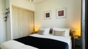 Voodi või voodid majutusasutuse Luxury Apartment with Pool toas