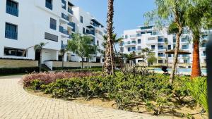 Aed väljaspool majutusasutust Luxury Apartment with Pool
