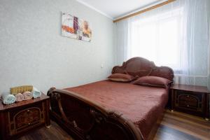 ein Schlafzimmer mit einem Bett und einem Fenster in der Unterkunft 2-х комнатная квартира в центре по ул. Козыбаева д.107 in Qostanai