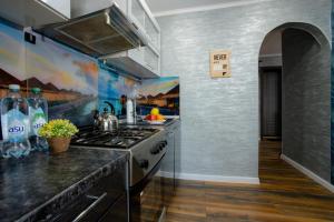 eine Küche mit einem Kochfeld im Zimmer in der Unterkunft 2-х комнатная квартира в центре по ул. Козыбаева д.107 in Qostanai