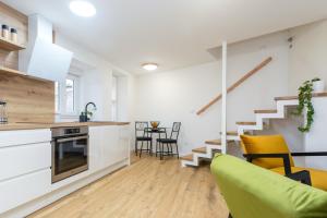 cocina y sala de estar con armarios blancos y escalera en Apartment Leanna - Center of Rovinj, en Rovinj