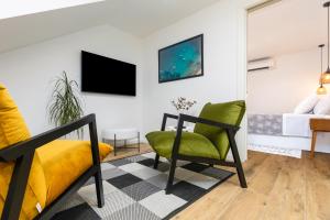 Un dormitorio con una silla verde y una cama en Apartment Leanna - Center of Rovinj, en Rovinj