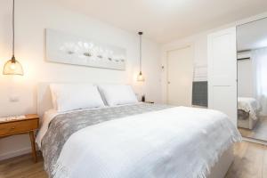 Un dormitorio blanco con una cama grande y una mesa en Apartment Leanna - Center of Rovinj, en Rovinj