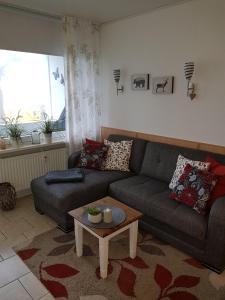 sala de estar con sofá y mesa de centro en Fewo-Grubenglueck, en Hahnenklee-Bockswiese