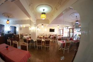 TV a/nebo společenská místnost v ubytování Ares Hotel