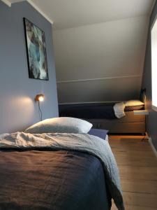 - une chambre avec 2 lits dans l'établissement Andenes Sentrum Apartment, à Andenes