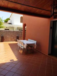 eine Terrasse mit einem Tisch und Stühlen auf einem Haus in der Unterkunft Sol y Mar in Isla Cristina