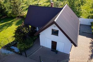 una vista aérea de una pequeña casa blanca con techo negro en Agroturystyka ''Relax'', en Chęciny