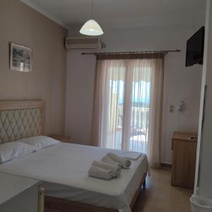 une chambre avec un lit avec des serviettes dessus dans l'établissement Nikolaou Thomas House, à Parga