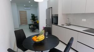 eine Schüssel Bananen und Orangen auf dem Tisch in der Küche in der Unterkunft Apartmani Miki in Split