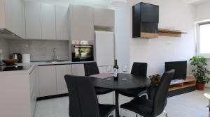Kuchyňa alebo kuchynka v ubytovaní Apartmani Miki
