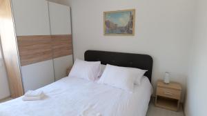 Posteľ alebo postele v izbe v ubytovaní Apartmani Miki