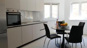 Kuchyňa alebo kuchynka v ubytovaní Apartmani Miki