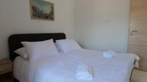 Posteľ alebo postele v izbe v ubytovaní Apartmani Miki