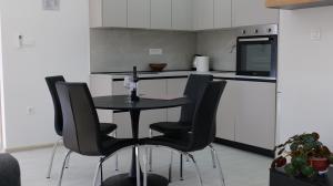 Kuchyňa alebo kuchynka v ubytovaní Apartmani Miki
