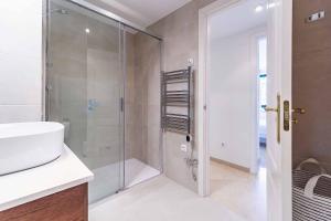 łazienka z przeszkloną kabiną prysznicową i umywalką w obiekcie 75-Apartment with Views in Elviria, Marbella w Marbelli