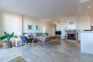 Kuchnia lub aneks kuchenny w obiekcie 75-Apartment with Views in Elviria, Marbella