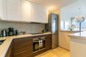 Kuchnia lub aneks kuchenny w obiekcie 75-Apartment with Views in Elviria, Marbella