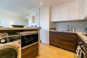 Kuchnia lub aneks kuchenny w obiekcie 75-Apartment with Views in Elviria, Marbella