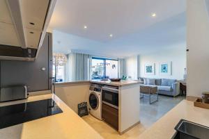 Kuchnia lub aneks kuchenny w obiekcie 75-Apartment with Views in Elviria, Marbella