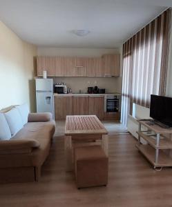 een woonkamer met een bank en een tafel bij Studio Paradise in Veliko Tŭrnovo