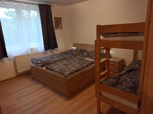- une chambre avec 2 lits superposés et une fenêtre dans l'établissement Prázdninový dům Adrelot 33, 