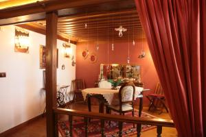 a dining room with a table and a mirror at Aslibey Konaği - Adults Only in Sapanca