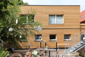 une personne assise à une table devant un bâtiment dans l'établissement Thalmühle, à Meisdorf