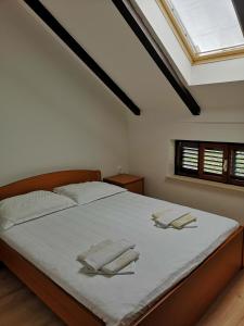 Tempat tidur dalam kamar di Guest House Pikala