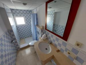 y baño con lavabo, aseo y espejo. en My Rooms Manacor Centre by My Rooms Hotels en Manacor