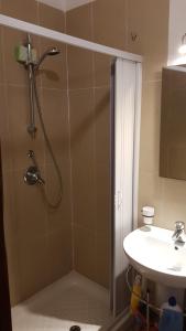 ein Badezimmer mit Dusche und Waschbecken in der Unterkunft Arte Mare e Cultura in Pettineo + 36 Fotos