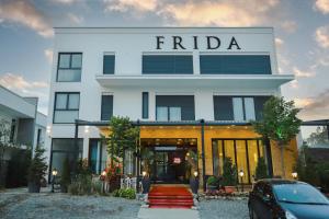 Hotel Frida في Gjakove: مبنى ابيض مكتوب عليه فريدا