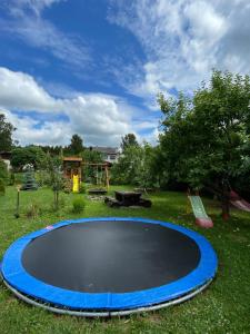 una cama elástica vacía en un parque con parque infantil en Aunt Owl’s House, en Vissi