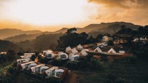 eine Luftansicht einer Gruppe von Zelten in den Bergen in der Unterkunft Phu Morinn Cafe&Camping in Mon Jam