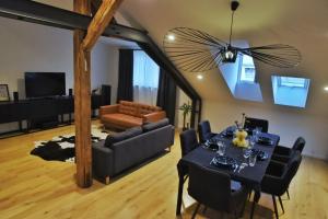 ein Wohnzimmer mit einem Tisch und einem Sofa in der Unterkunft Beautiful apartment in center in Rijeka