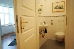a bathroom with a toilet and a sink at Künstler-Wohnraum in Beverungen