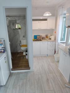 Habitación con baño con lavabo y aseo. en STATHIS GUESTHOUSE en Lefkada